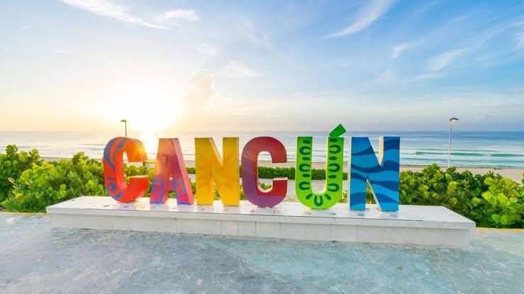 Cancún beach sign and ocean
